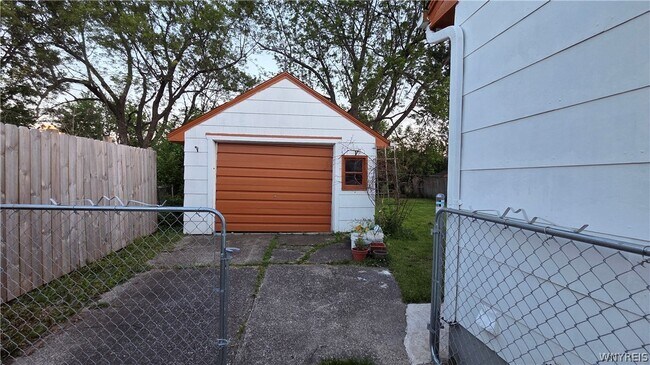 Building Photo - 419 Cherokee Dr