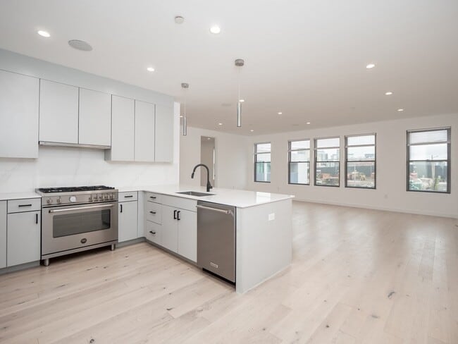 Building Photo - 340 W 2nd St