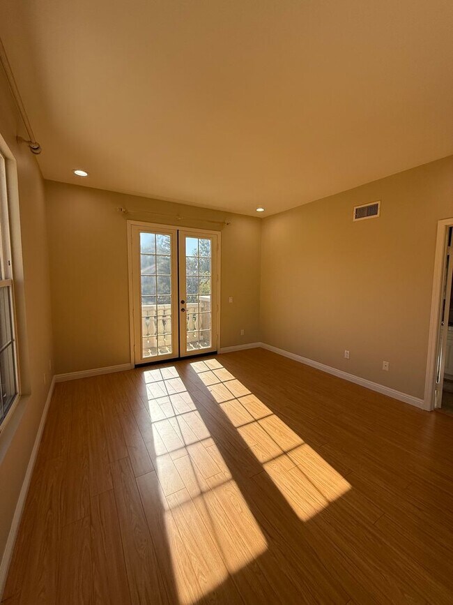 Building Photo - Beautiful 5 bed, 4.5 bath pool home in Wood Ranch