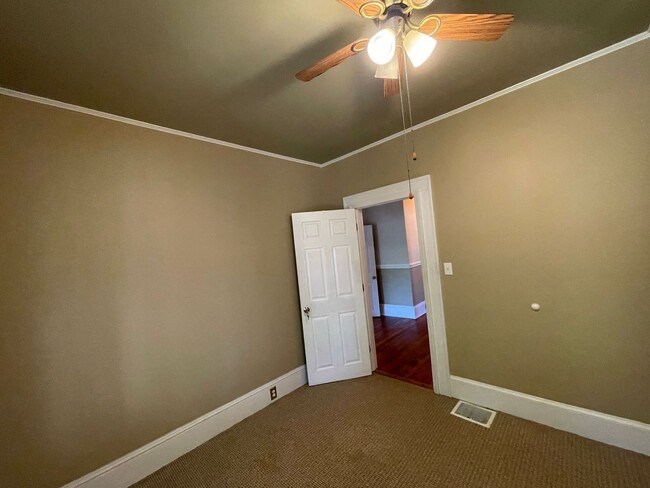 Building Photo - 4 bedroom 2 bathroom pet friendly house!