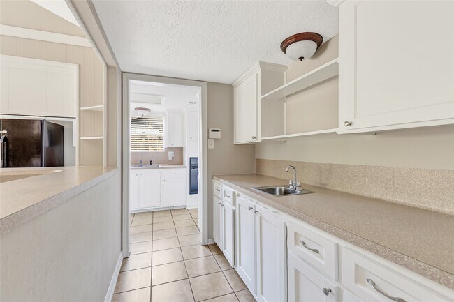 Building Photo - 2022 Fir Springs Dr