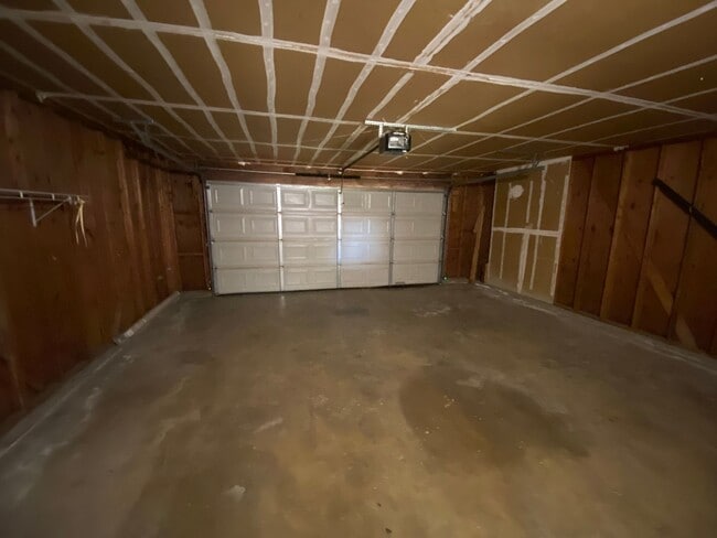 Building Photo - North Visalia Townhome Available Now