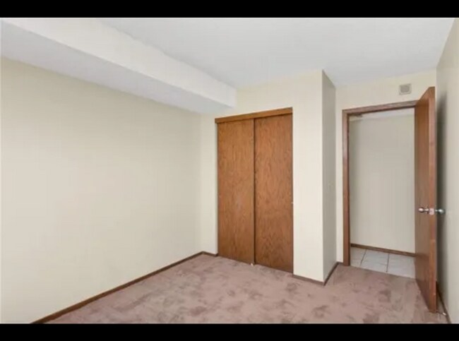 Building Photo - Spacious 2 Bedroom Condo