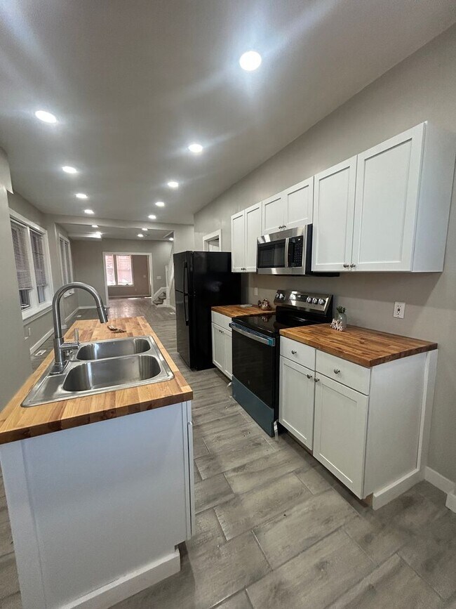 Building Photo - 320 Maclay St