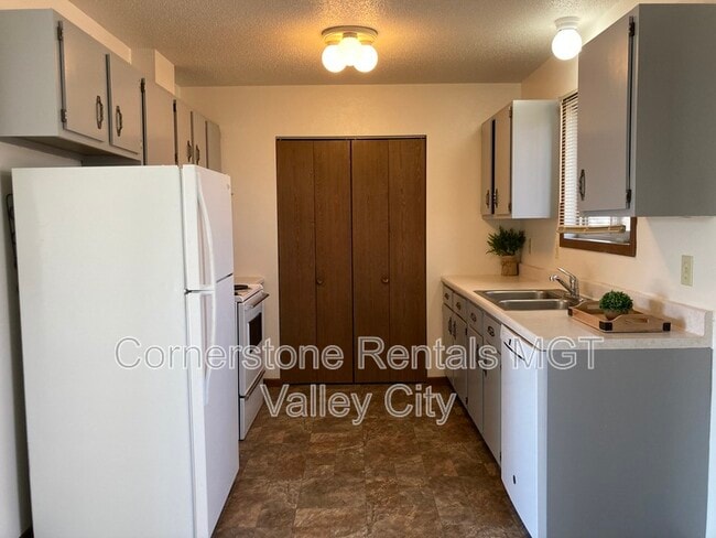 Building Photo - 804 11th St NW