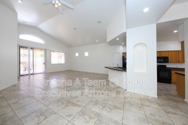 Building Photo - 352 S Vía De Los Rosales