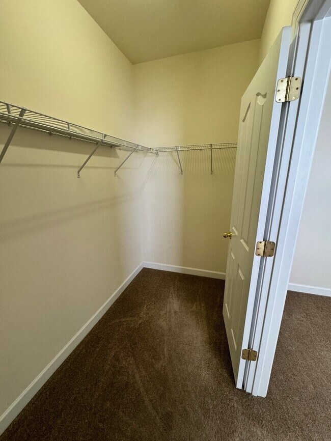 Building Photo - Move-in ready 2-bedroom, 2-bath end-unit t...
