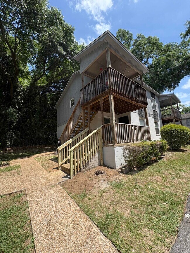 Primary Photo - 1530 Live Oak Dr
