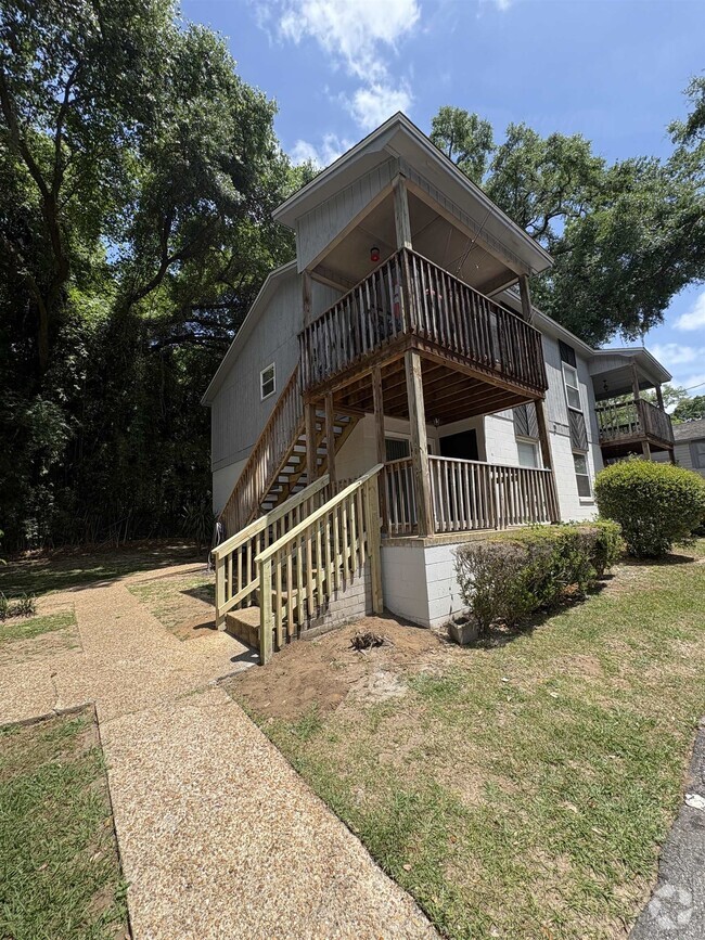 Building Photo - 1530 Live Oak Dr