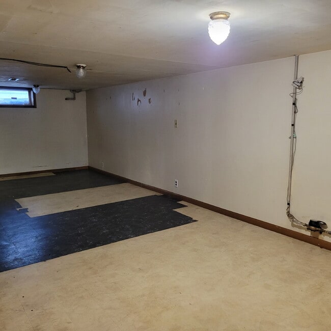 Building Photo - Highway to Home: Rent this 'Neighborly Oasis' 2 Bed/1 Bath with a Garage Bonus!