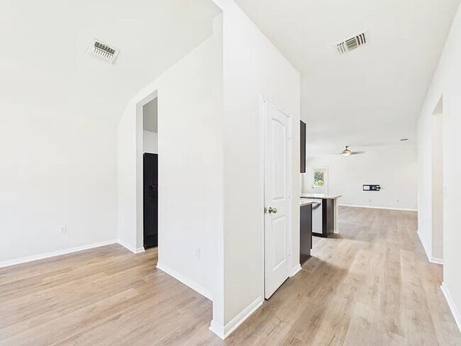 Building Photo - 607 Luna Vista Dr