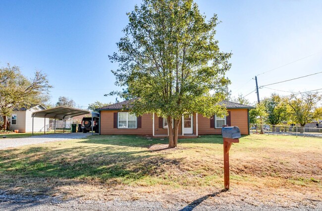 Building Photo - Newer Three bed home on large lot