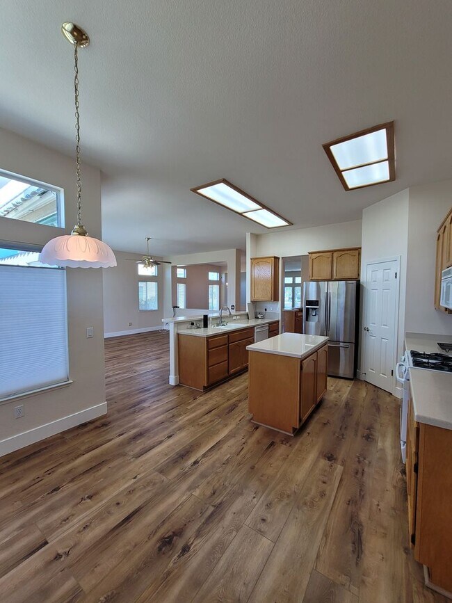 Building Photo - Stunning 2-Bed, 2.5-Bath Entertainer's Gem in Gated Summerset I