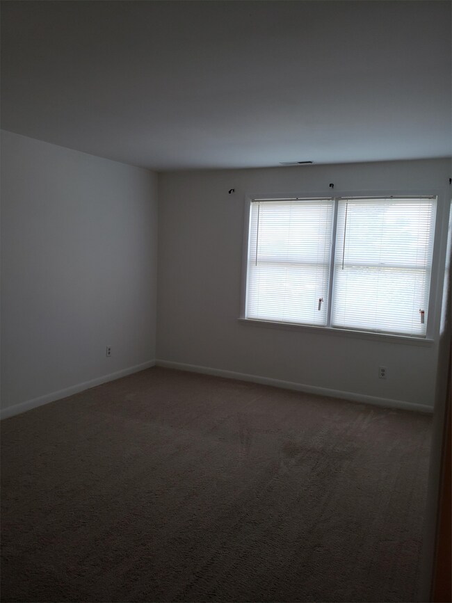 Building Photo - 300 Chapel Ct