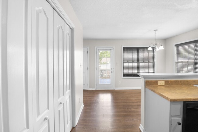 Building Photo - 420 Piney Dr