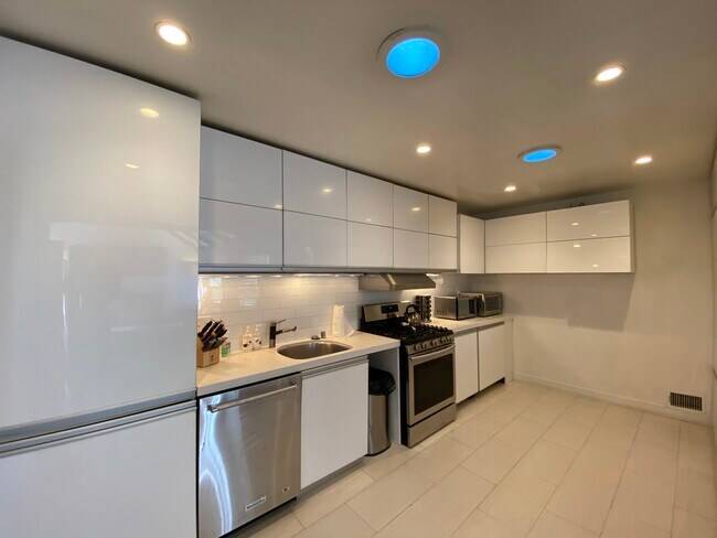 Building Photo - 920 N Beverly Glen Blvd