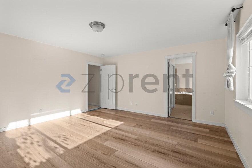Building Photo - Unit
