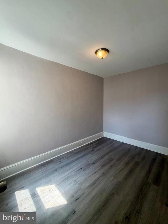 Building Photo - 2555 N Hollywood St
