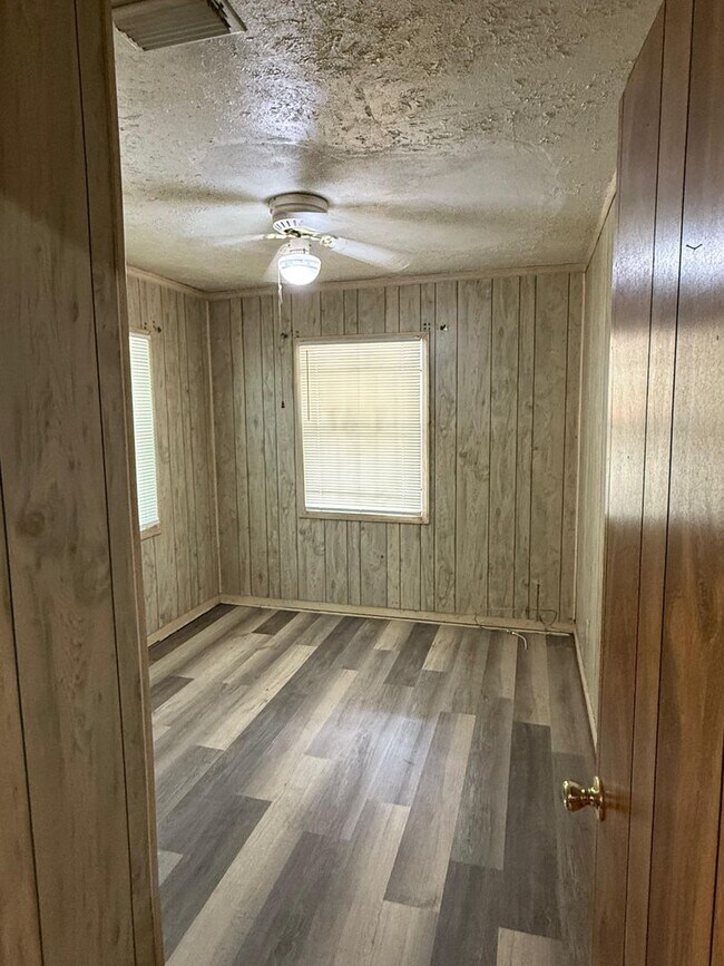 Building Photo - Fully Renovated 3/1 Available for Immediate Rent!