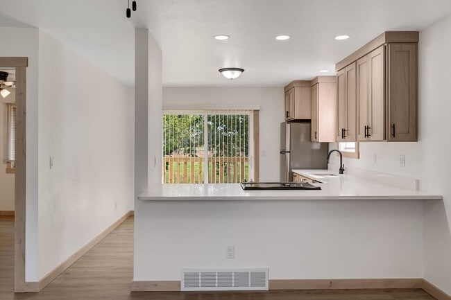 Building Photo - Cardinal Ave