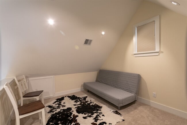 Building Photo - 404 N Meyersville Rd