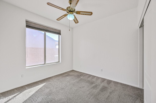Building Photo - 4633 E Robin Ln