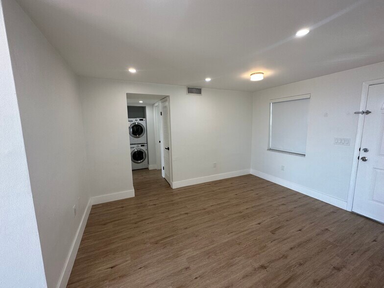 Building Photo - 1400 SW 27th Ave