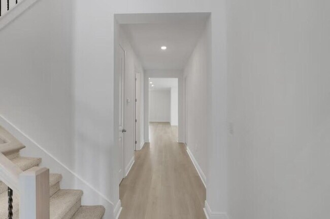 Building Photo - "Spacious 4-Bedroom Gem with 3 Full Baths in Charming Winter Garden!"