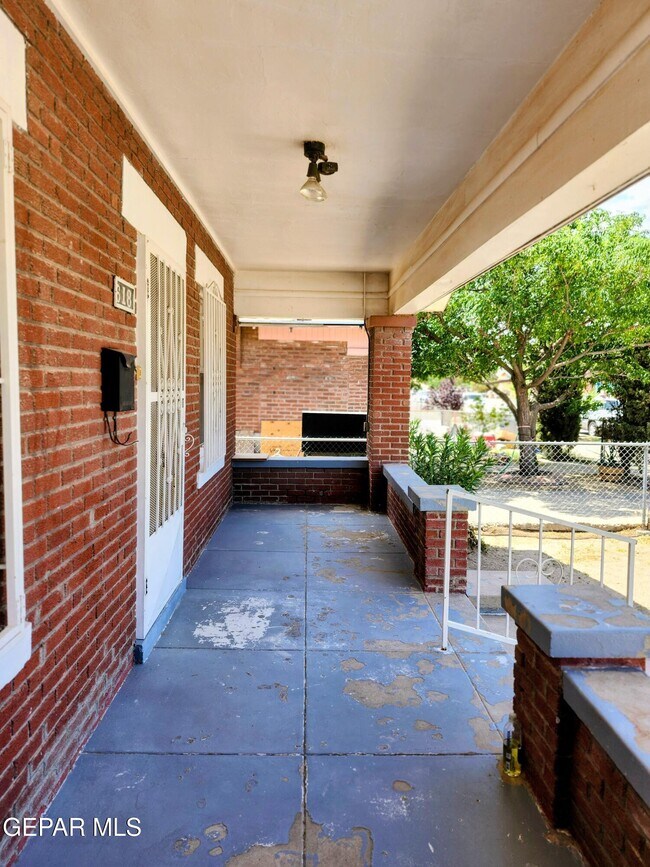 Building Photo - 618 N Estrella St