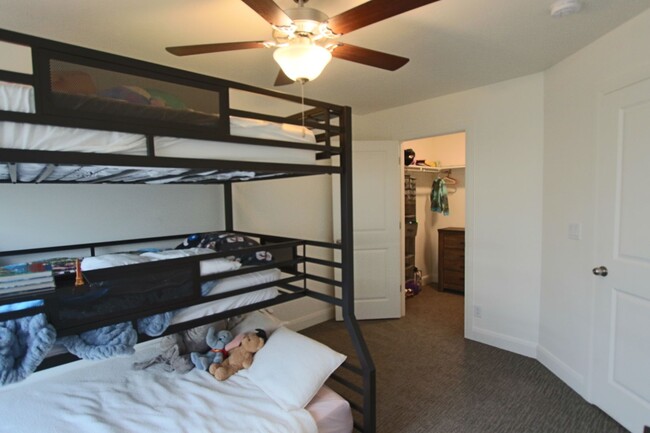 Building Photo - DESERT COLOR 3 Bed 2.5 Bath