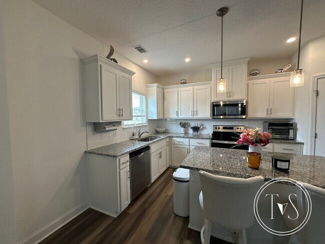 Building Photo - FALL MOVE-IN SPECIAL: $1000 OFF 1ST MONTH'...