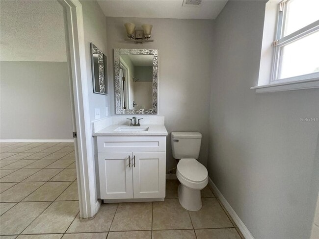 Building Photo - 723 Parrot Ct