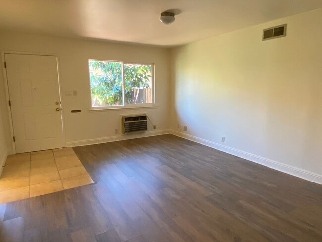 Building Photo - 2 bed/ 1 bath duplex near Downtown Vacaville