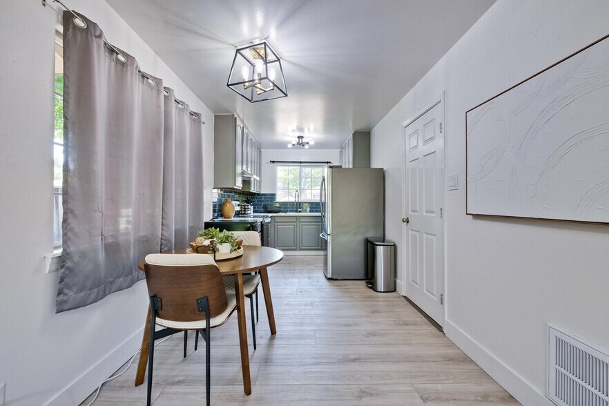 Building Photo - 1281 Flora Ave