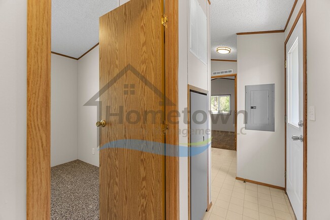 Building Photo - 2 Bedroom 1 Bath Home with Off-Street Park...