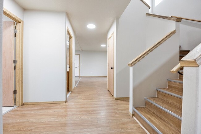 Building Photo - 5Bed/2.5 Bath home available in SE Portland