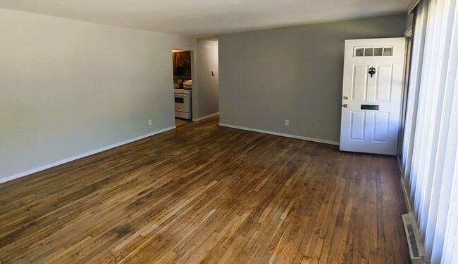 Building Photo - 3 bedroom, 1 bathroom home in College Hill...