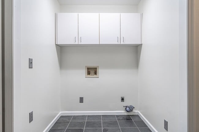 Building Photo - 980 Monticello Dr