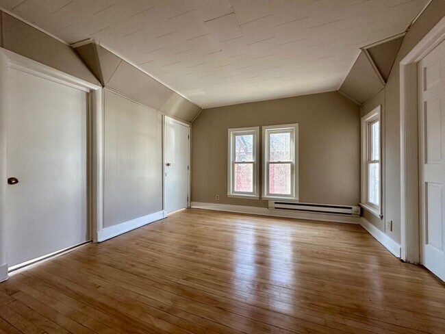 Building Photo - 598 Rose Ave E