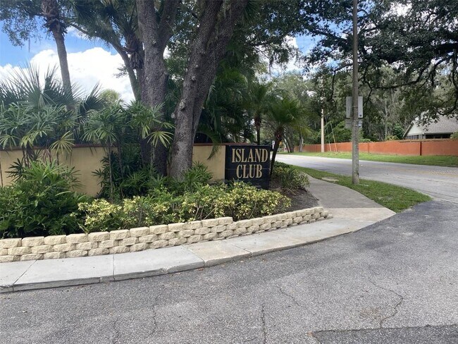 Building Photo - 2 bed 2 bath With Private Courtyard