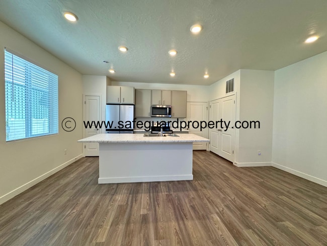 Building Photo - Beautiful Townhome in Saratoga Springs