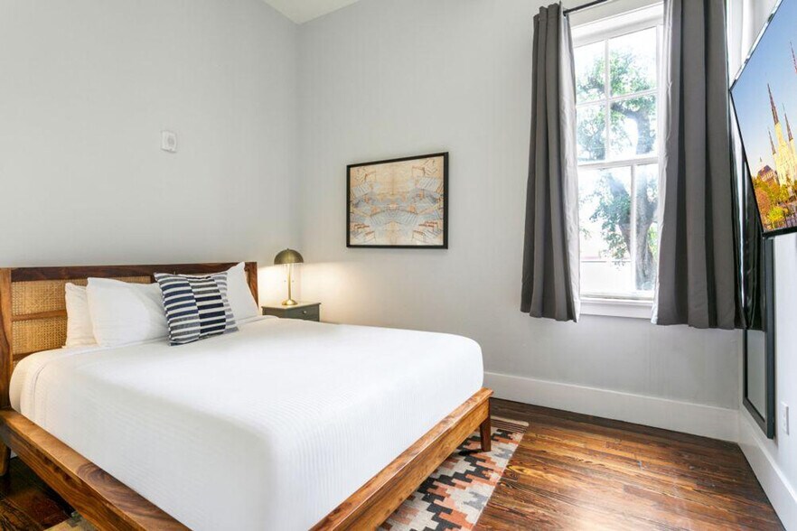 Building Photo - 1430 St Charles Ave