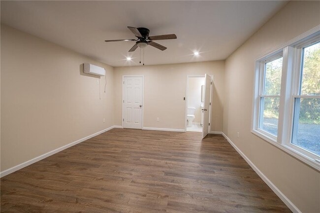 Building Photo - 2710 Maple Rd SE