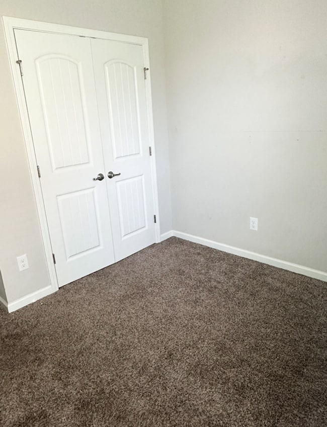 Building Photo - 4 Bed 2 Full baths