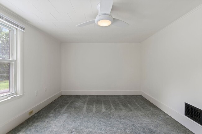 Building Photo - AVAILABLE NOW! Don't miss this amazing 3-bedroom with a RIVERFRONT view in Brackenridge!