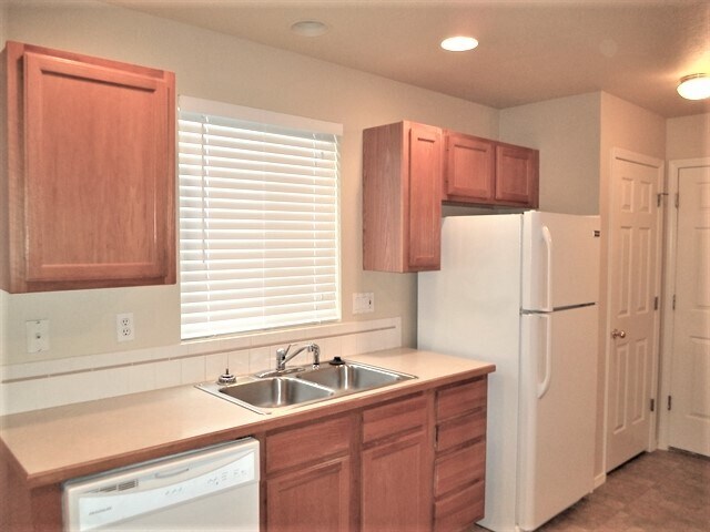 Building Photo - 585 N Katie Way