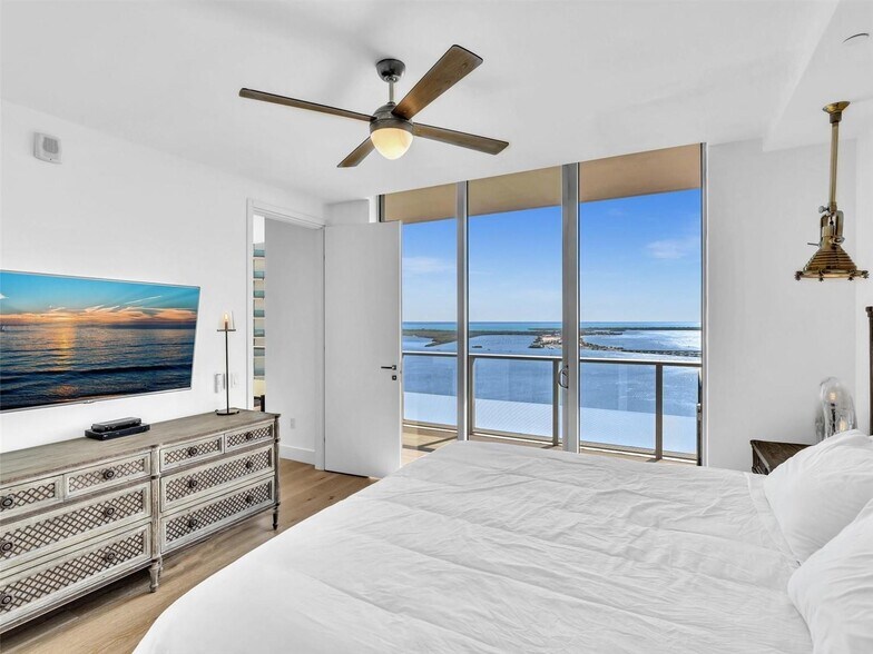 Building Photo - 1300 Brickell Bay Dr