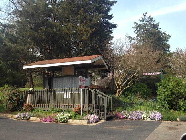 Building Photo - Nice 2br townhome in quiet neighborhood, r...