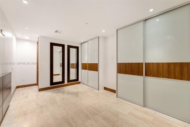 Building Photo - 5959 Collins Ave