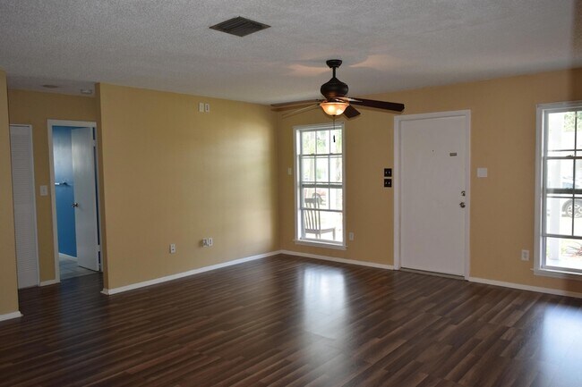 Building Photo - 1450 Creel Rd NE